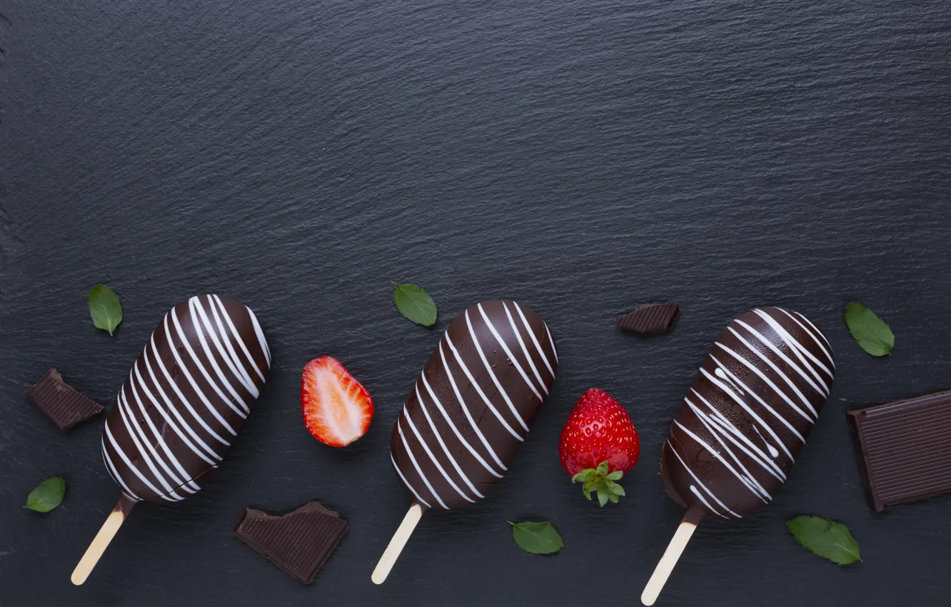 Фото обои ягоды, клубника, мороженое, десерт, шоколадное