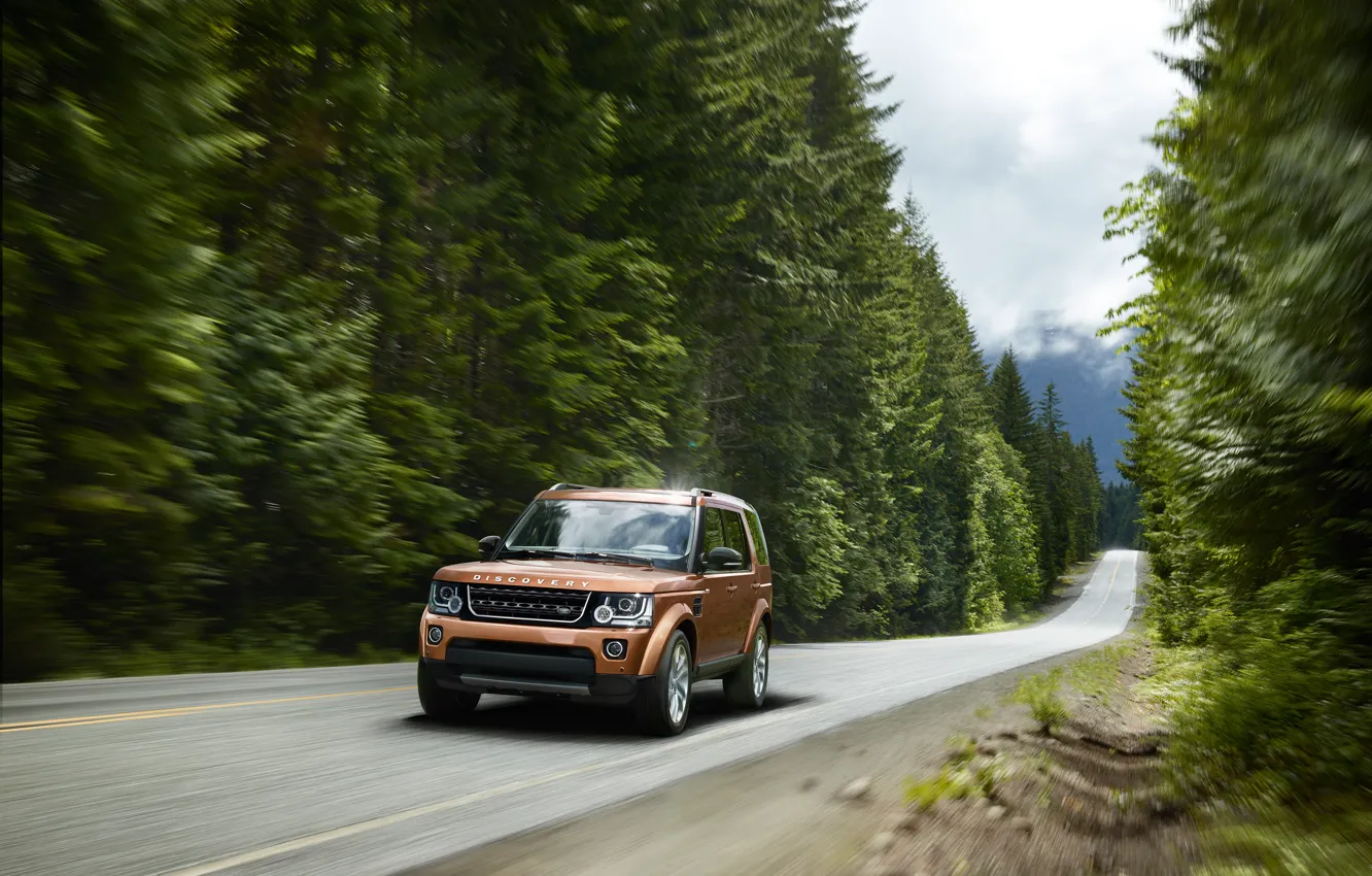 Фото обои дорога, лес, движение, скорость, трасса, Land Rover, Discovery, 2015
