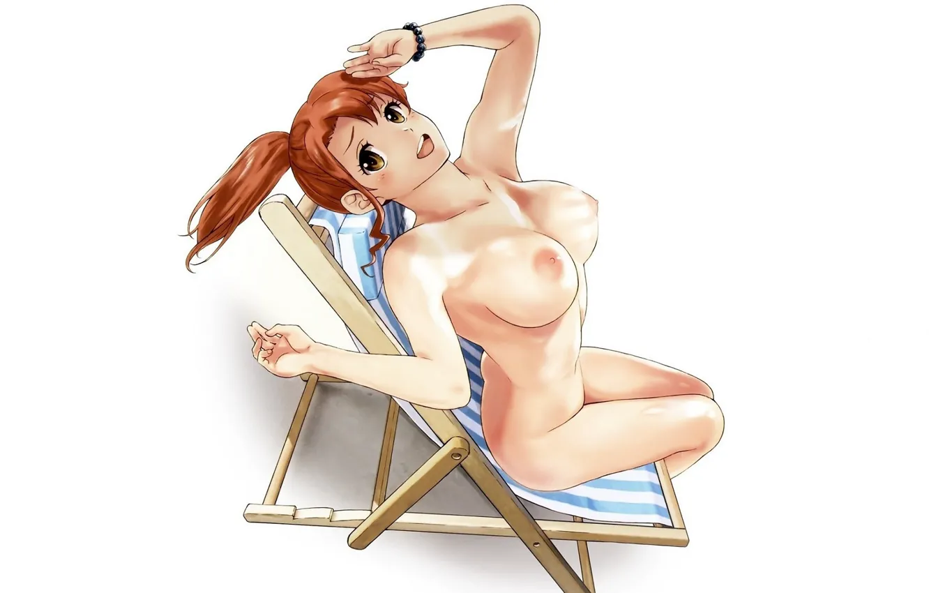 Фото обои улыбка, голая, белый фон, браслет, рыжая, шезлонги, смотрит вверх