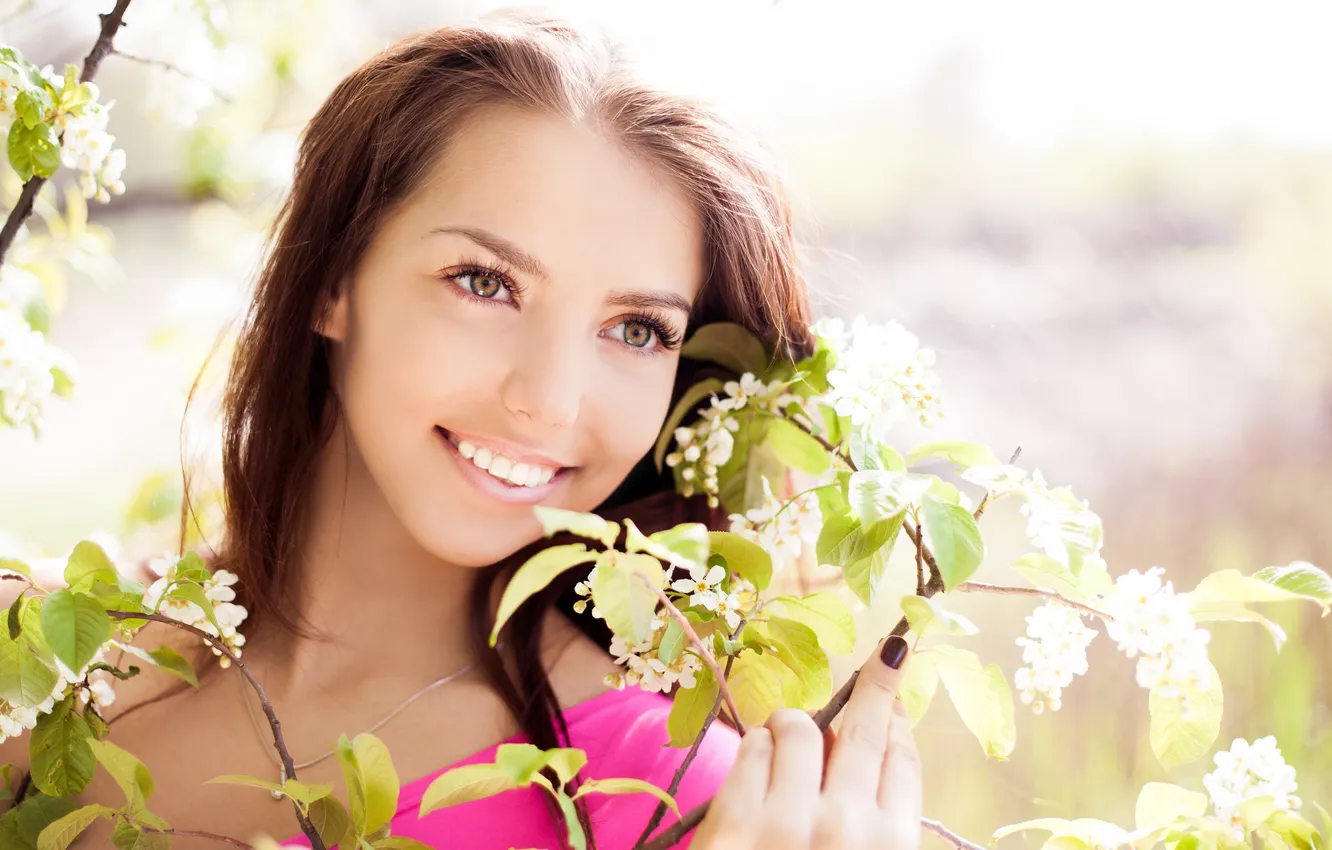 Фото обои взгляд, девушка, цветы, улыбка, ветка, шатенка