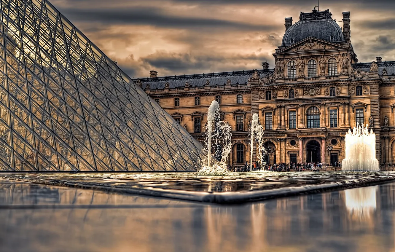 Фото обои тучи, люди, пасмурно, Франция, Париж, Лувр, пирамида, фонтан