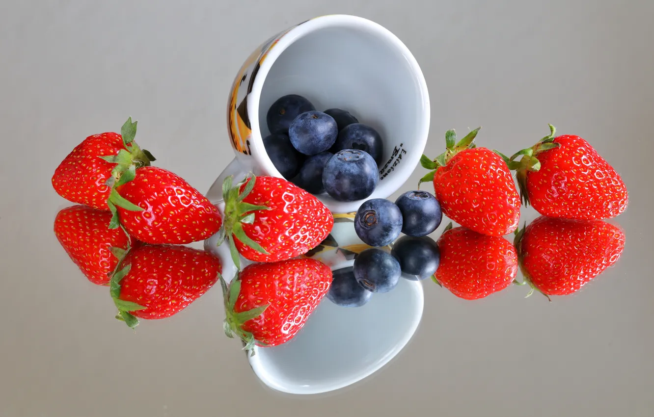 Фото обои ягоды, черника, клубника, кружка