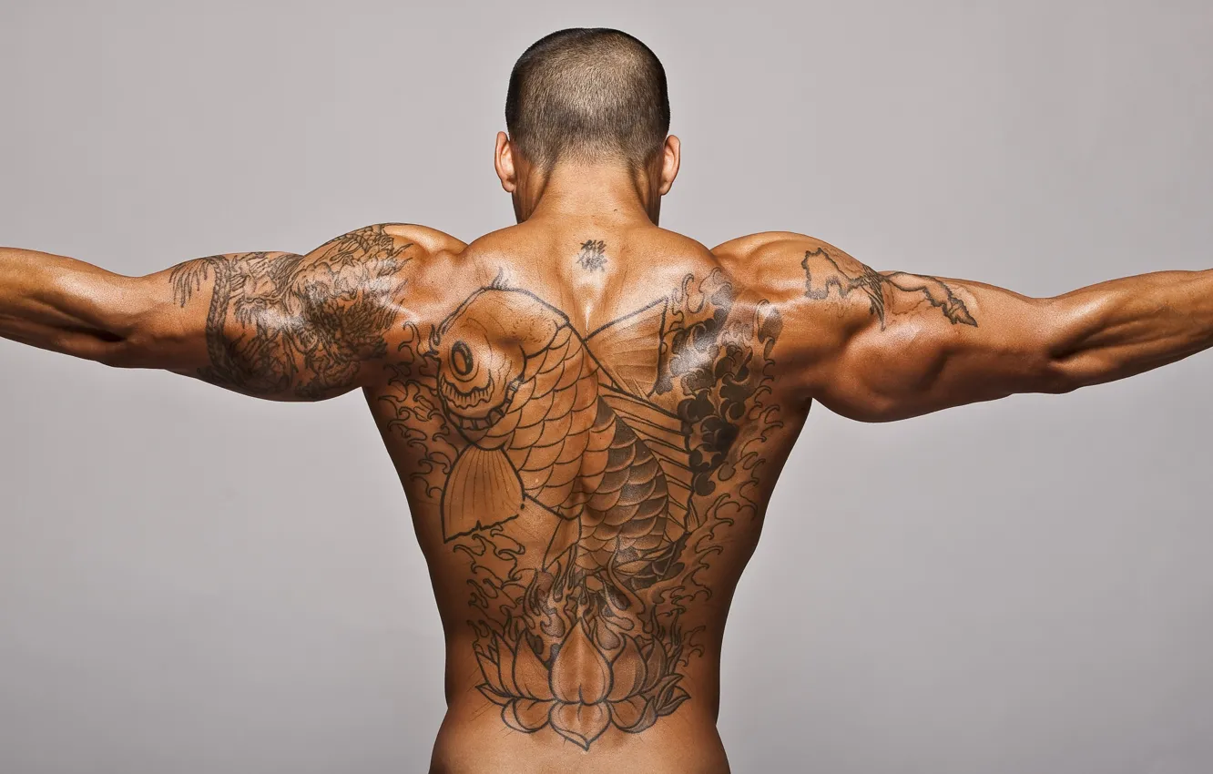 Фото обои спина, рыба, загар, тату, мужчина, татуировки, мышцы, рельеф