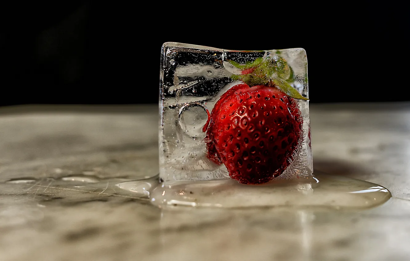 Фото обои макро, лёд, ягода, Frozen, Strawberry