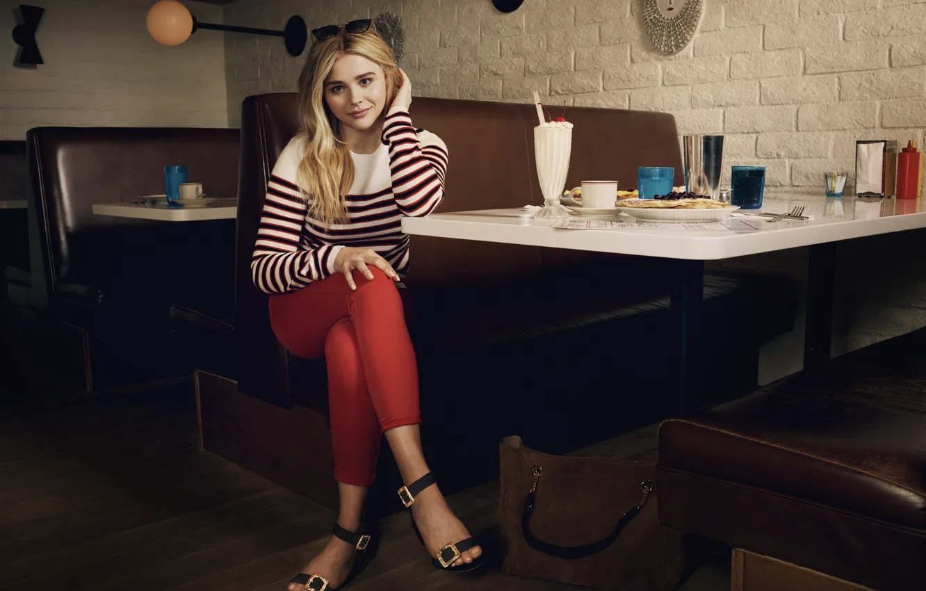 Фото обои актриса, коктейль, кафе, сидит, Chloe Moretz