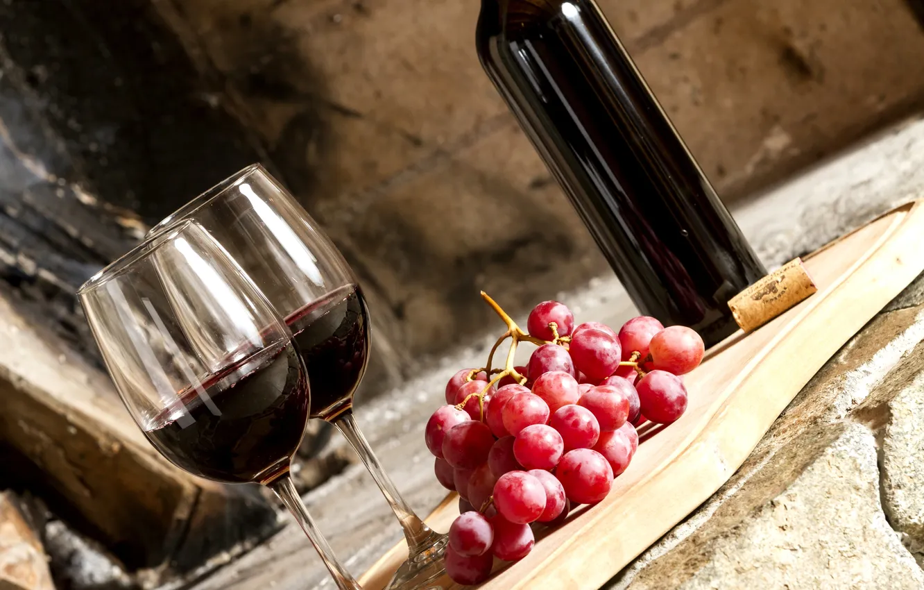 Фото обои ягоды, вино, красное, бутылка, виноград, гроздь, пробка, доска