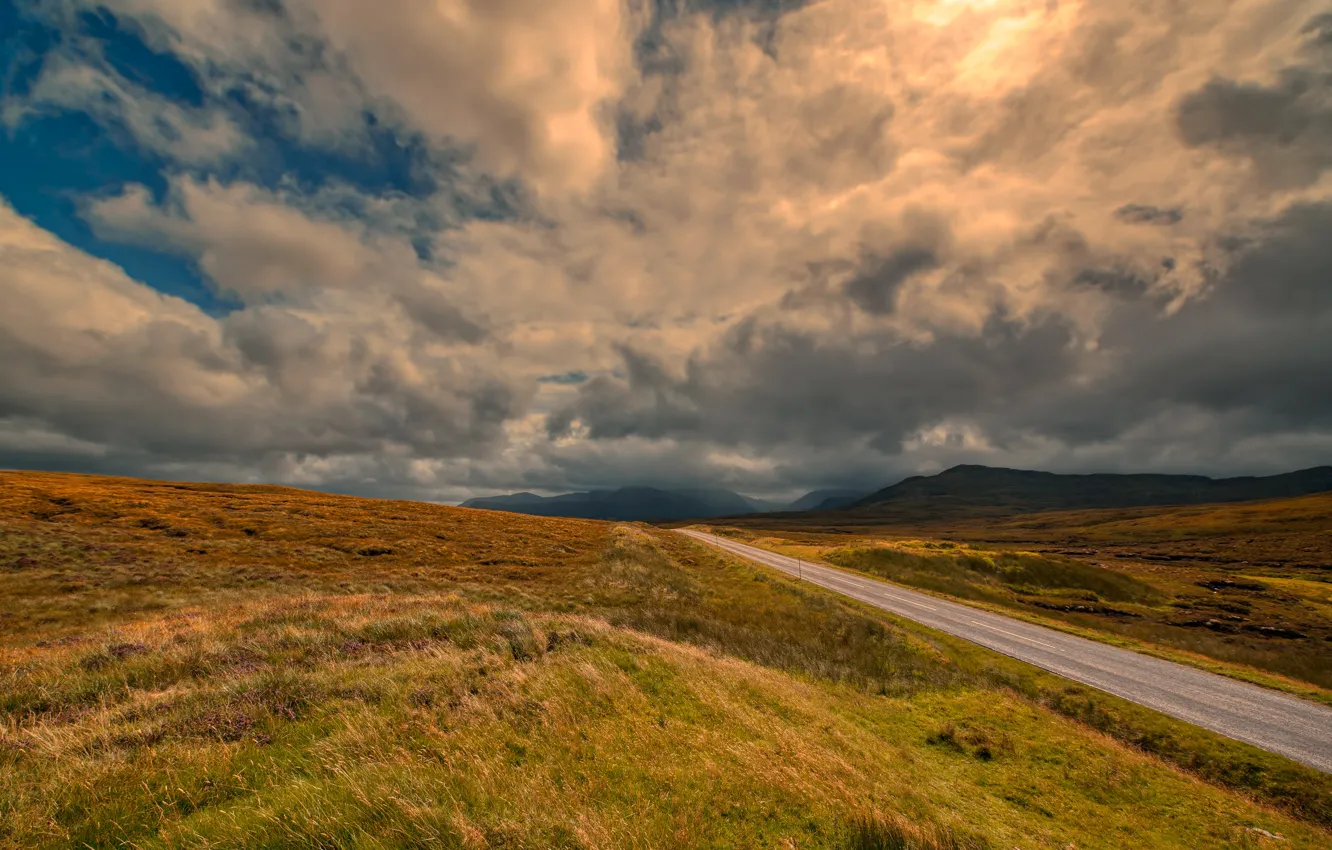 Фото обои дорога, поле, небо, трава, облака, свет, горы, тучи