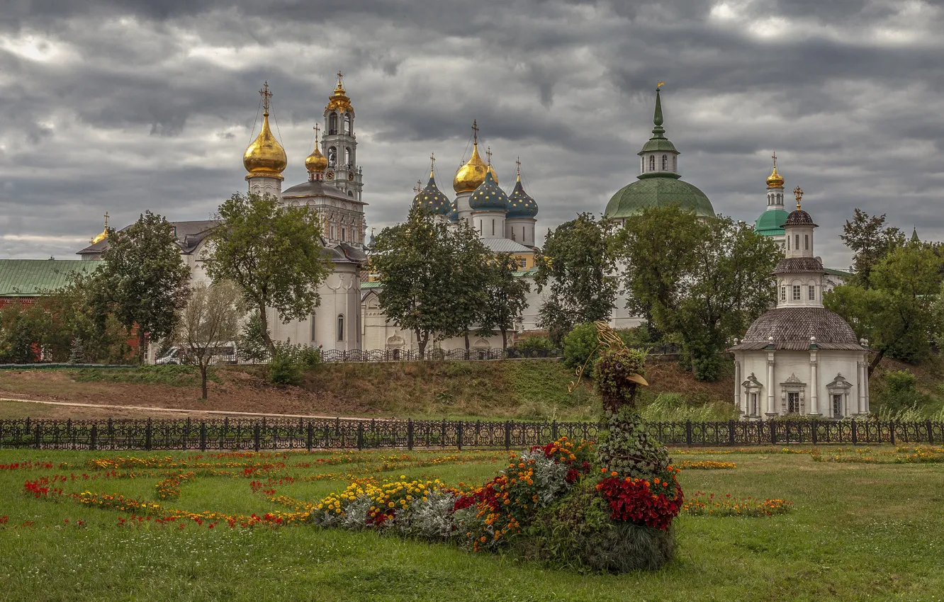Фото обои пейзаж, цветы, тучи, природа, город, газон, монастырь, Троице-Сергиева лавра