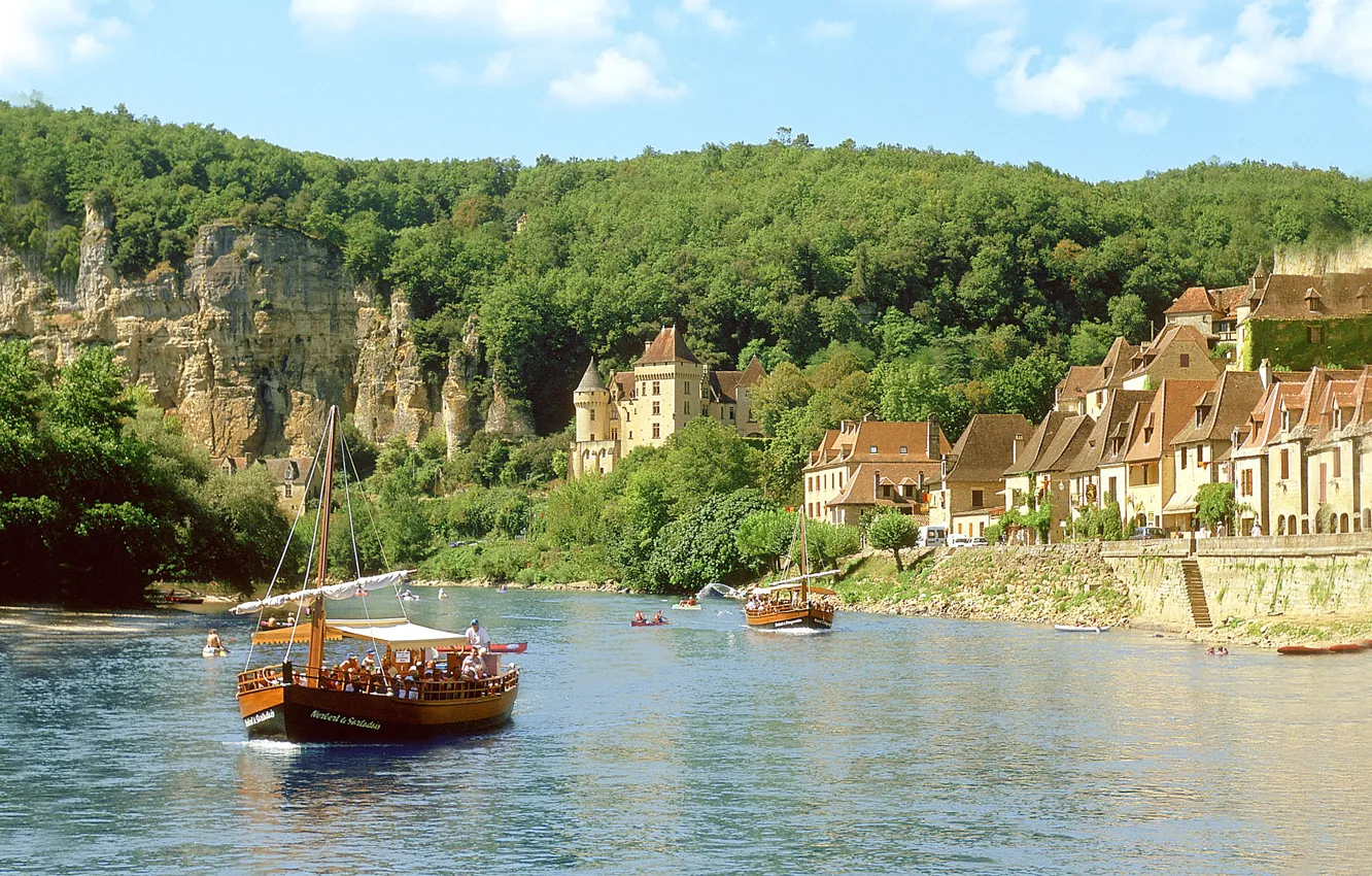 Фото обои горы, город, река, Франция, лодки, France, Dordogne, La Roque-Gageac