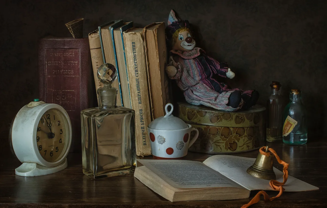 Фото обои пузырьки, стиль, игрушка, часы, книги, клоун, будильник, флакон