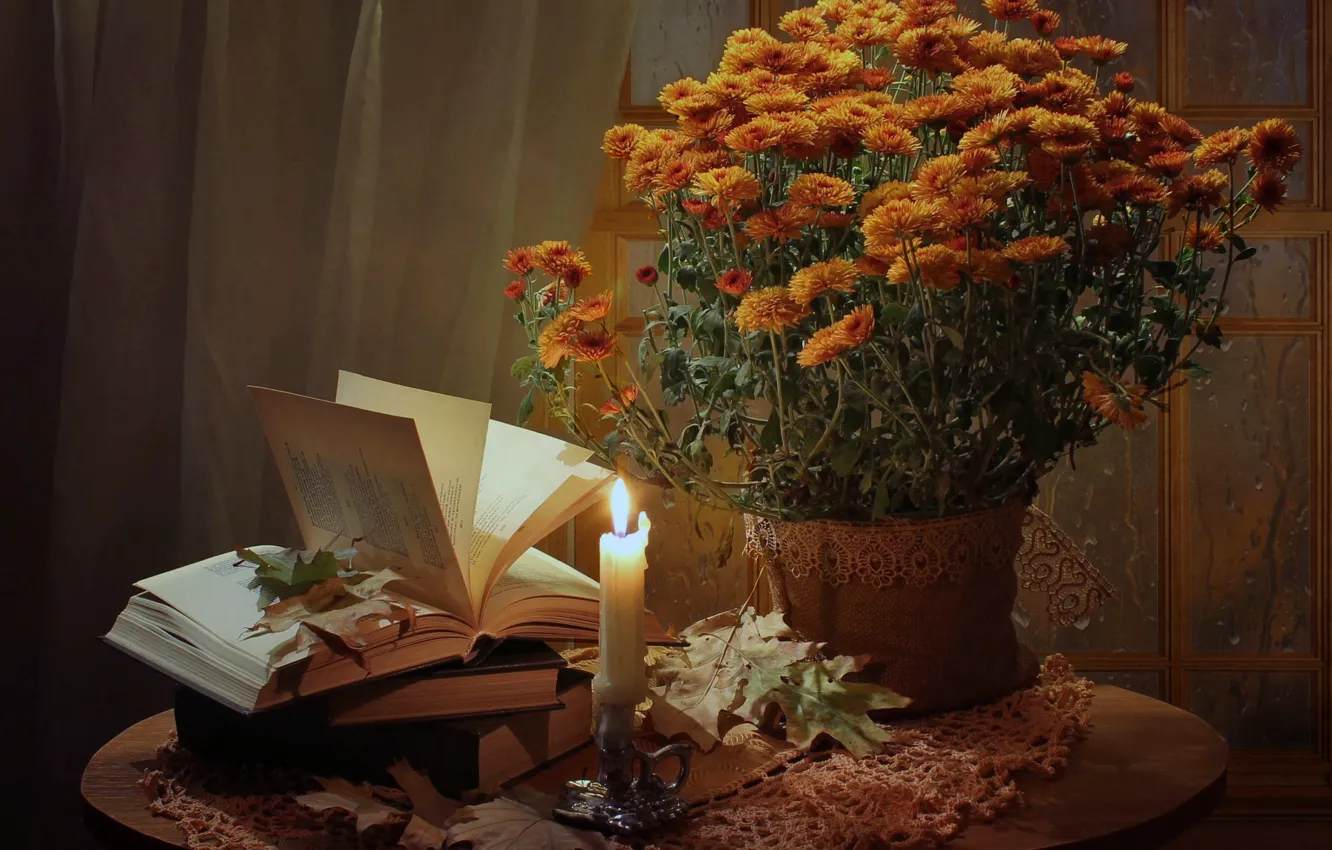 Фото обои листья, цветы, стол, огонь, книги, свеча, ваза, натюрморт