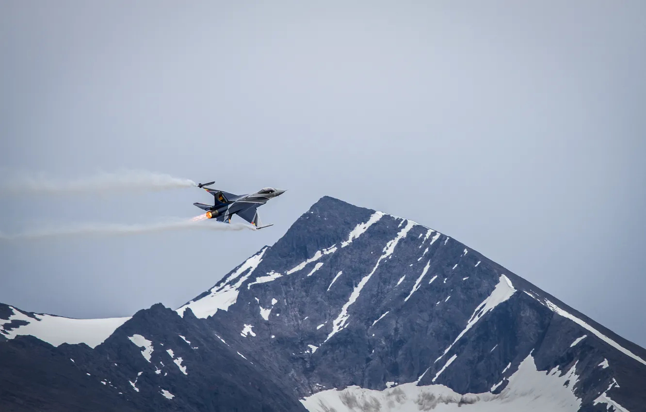 Фото обои гора, истребитель, полёт, F-16, Fighting Falcon, «Файтинг Фалкон»