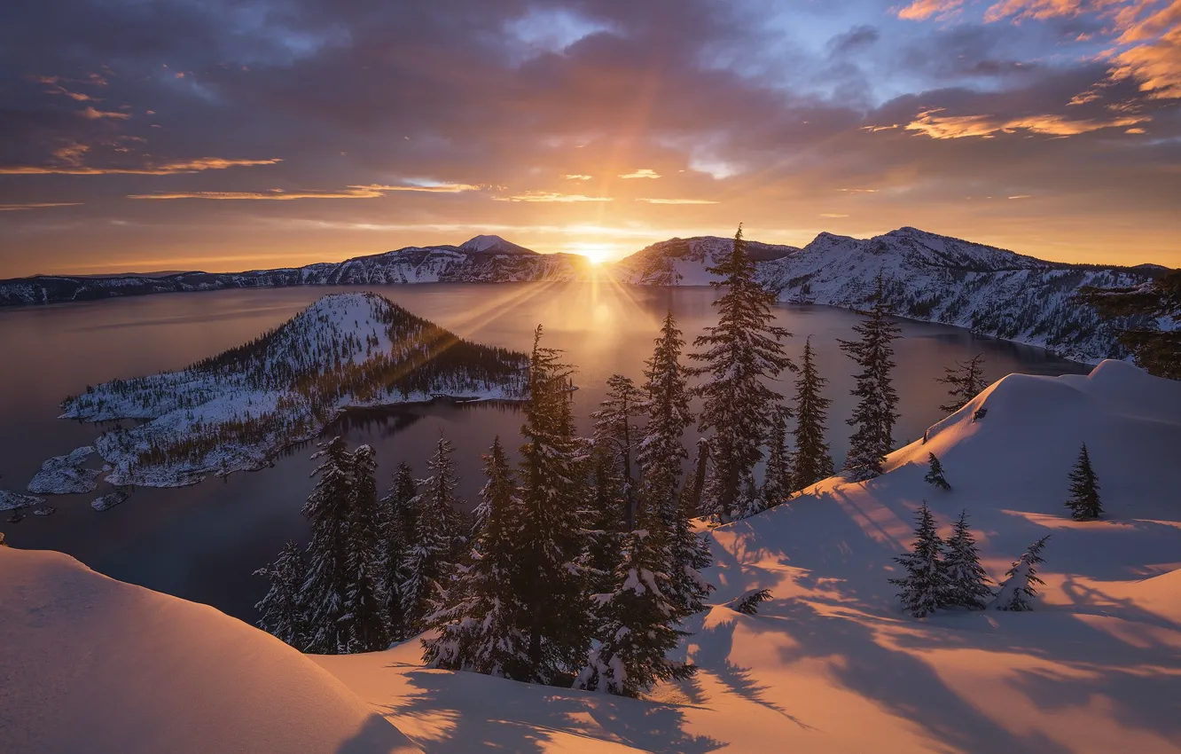Фото обои зима, лес, небо, облака, снег, озеро, остров, Солнце
