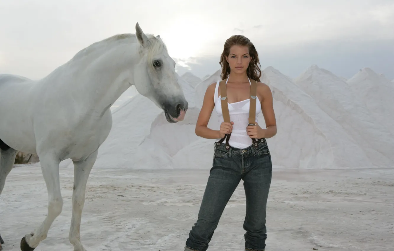 Фото обои песок, горы, лошадь, Yvonne Catterfeld