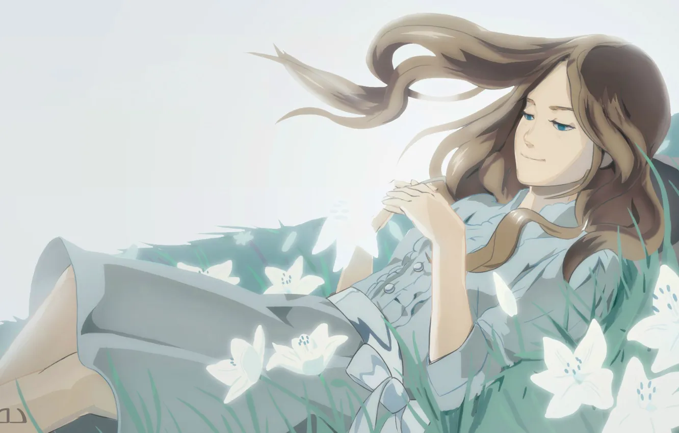 Фото обои трава, девушка, улыбка, лежит, блузка, голубые глаза, серый фон, длинные волосы