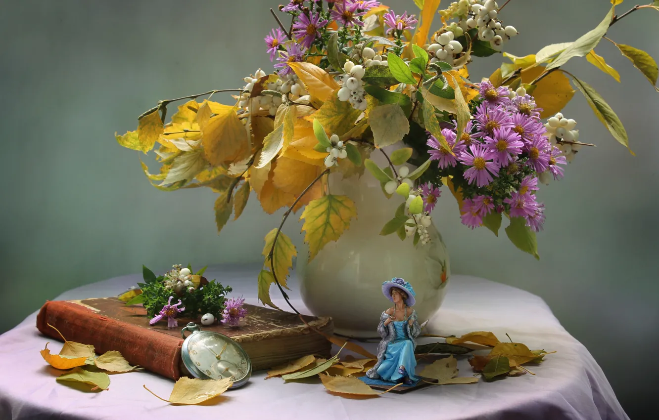 Фото обои листья, девушка, цветы, часы, натюрморт, хризантемы, фигурка