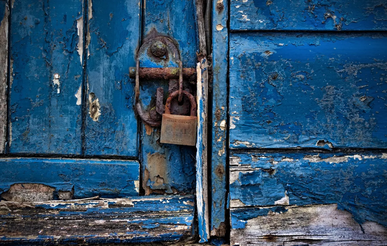 Фото обои wood, door, padlock, blue paint