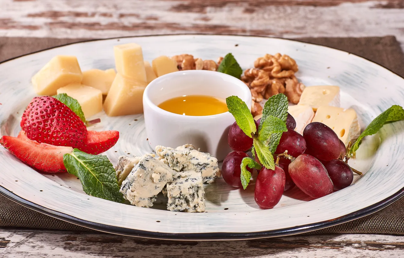 Фото обои сыр, клубника, мед, виноград, орехи, ассорти