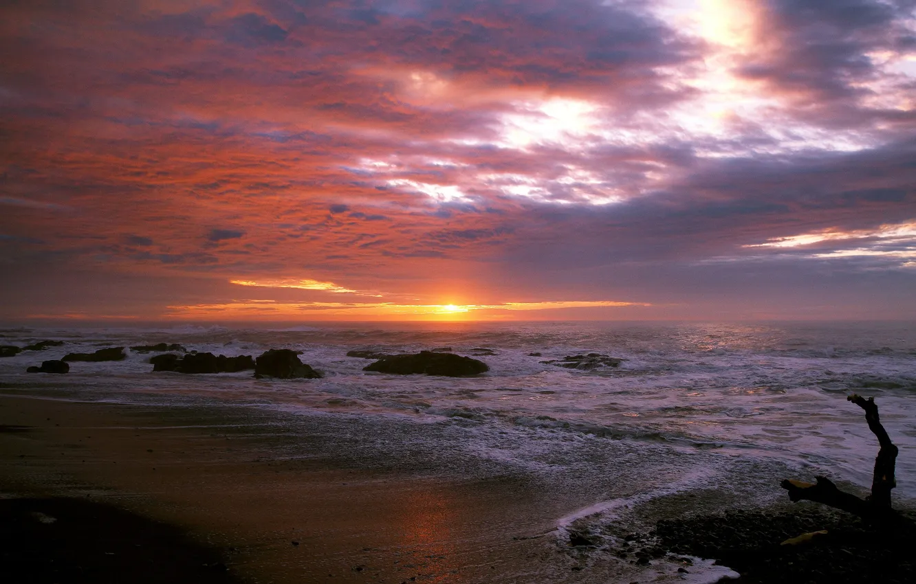Фото обои море, волны, пляж, закат, тучи, камни