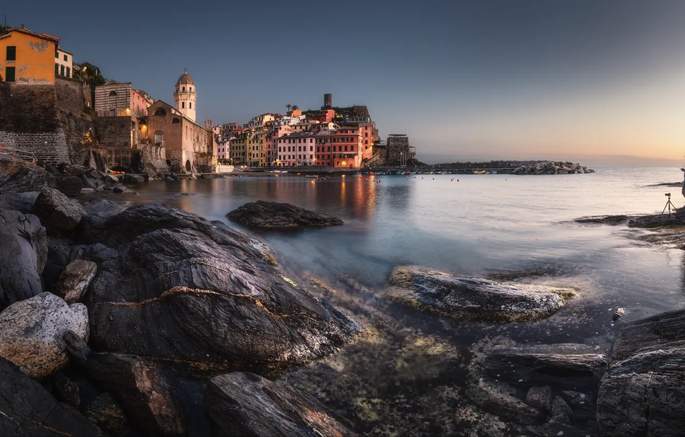 Фото обои море, пейзаж, горы, природа, камни, скалы, дома, вечер