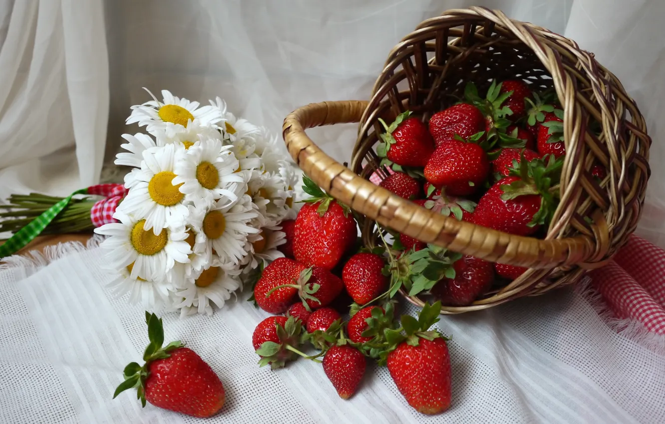 Фото обои ягоды, корзина, ромашки, клубника