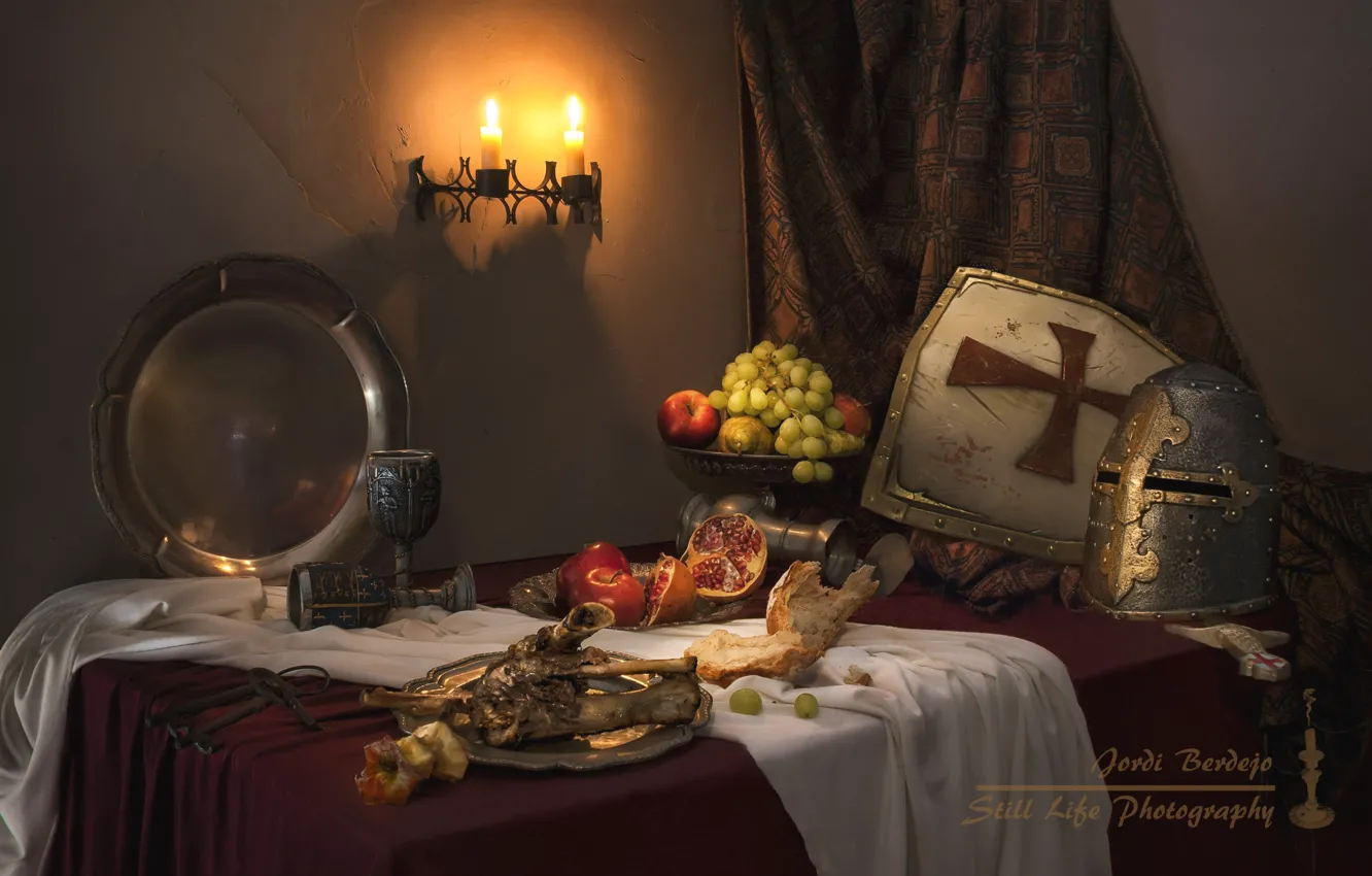 Фото обои стиль, яблоки, доспехи, свечи, виноград, кости, фрукты, натюрморт