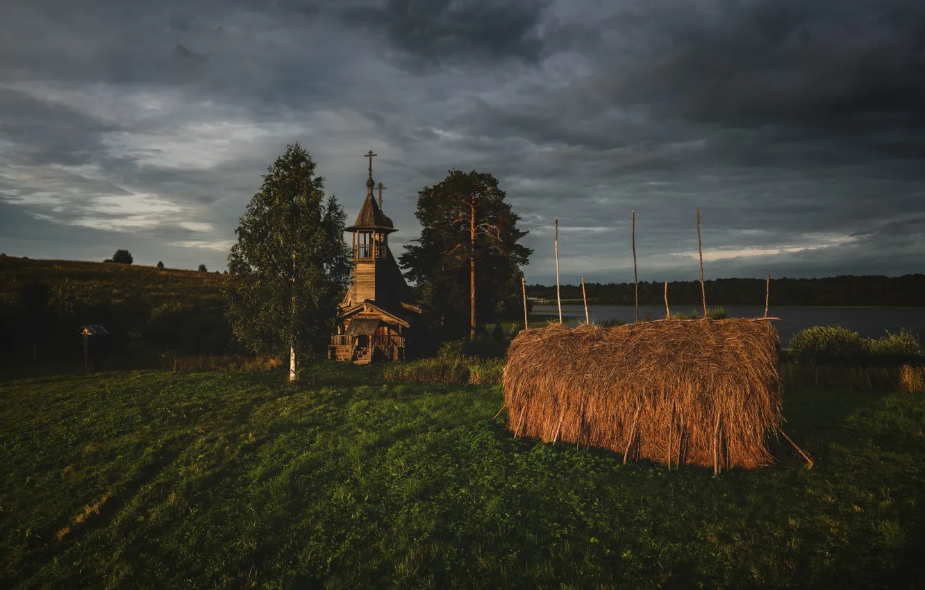 Фото обои поле, свет, деревья, тучи, вечер, стог, сено, церковь