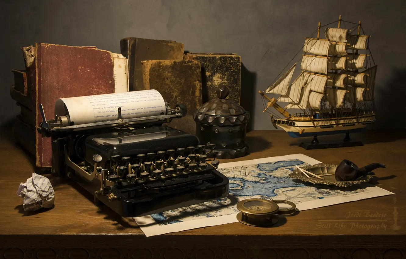Фото обои корабль, книги, трубка, печатная машинка, натюрморт
