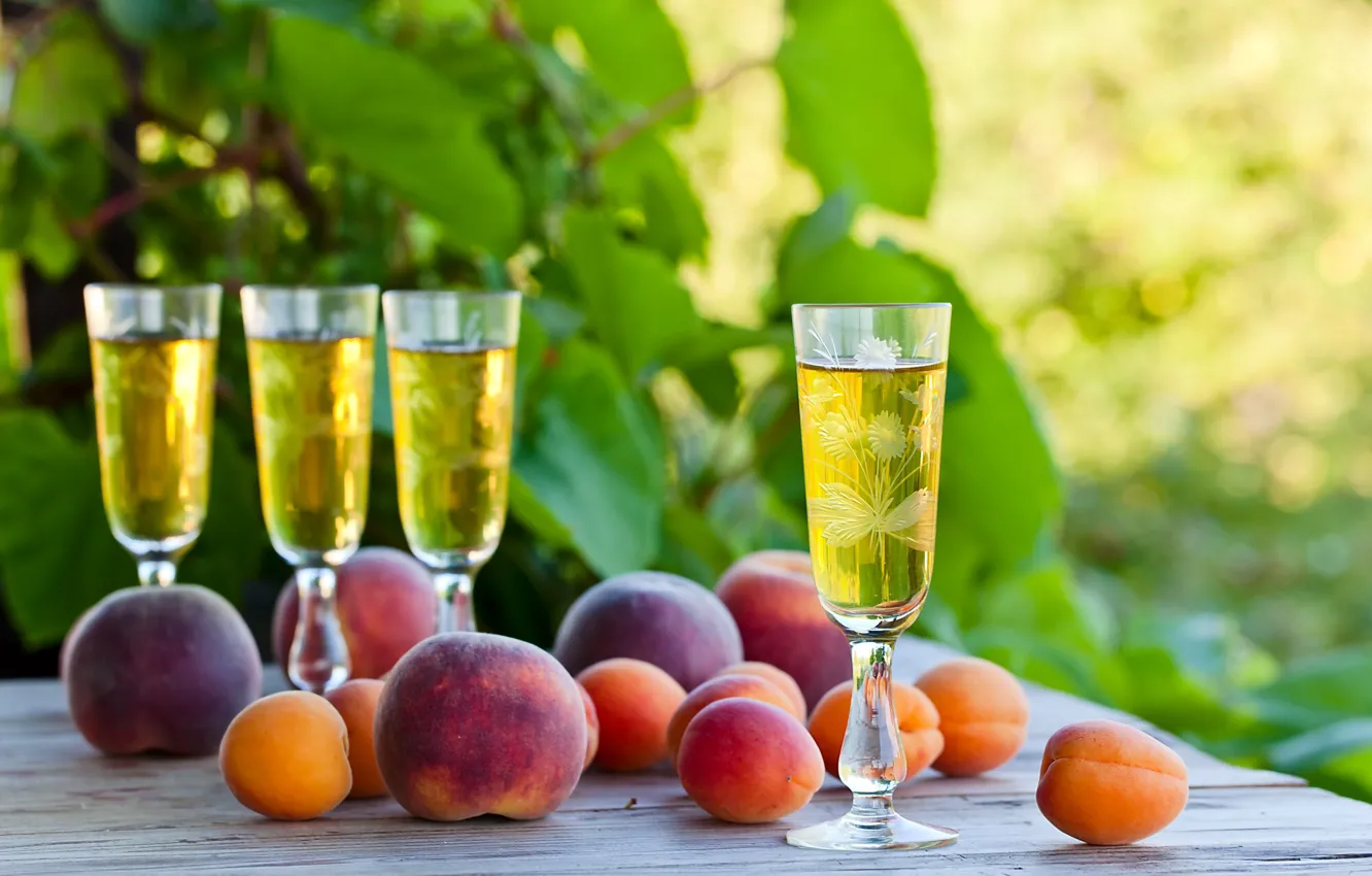 Фото обои алкоголь, персики, рюмки, абрикосы
