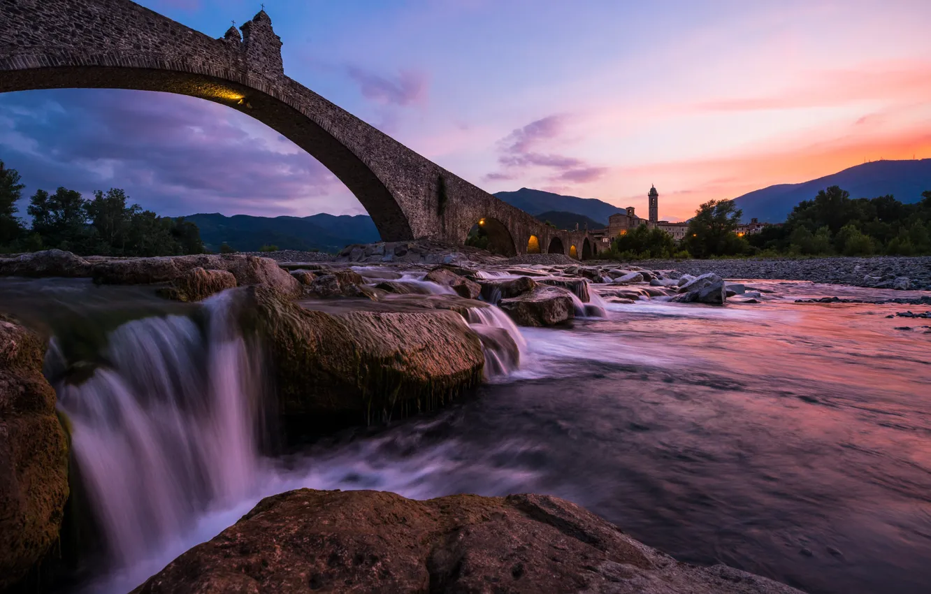 Фото обои мост, река, камни, Italy, Bobbio, река Треббия, Мост Гоббо, Trebbia River