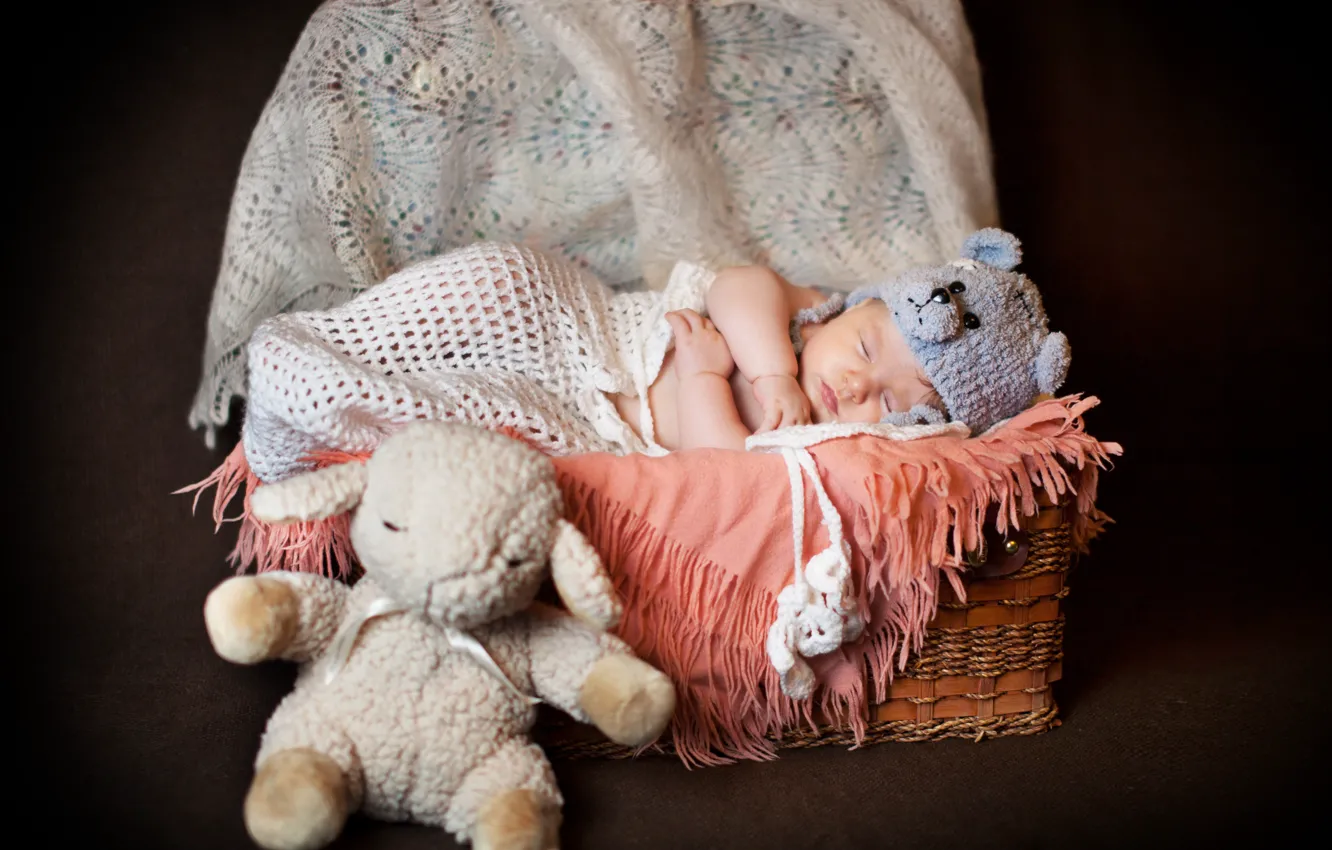 Фото обои корзина, шапка, игрушка, сон, малыш, ребёнок