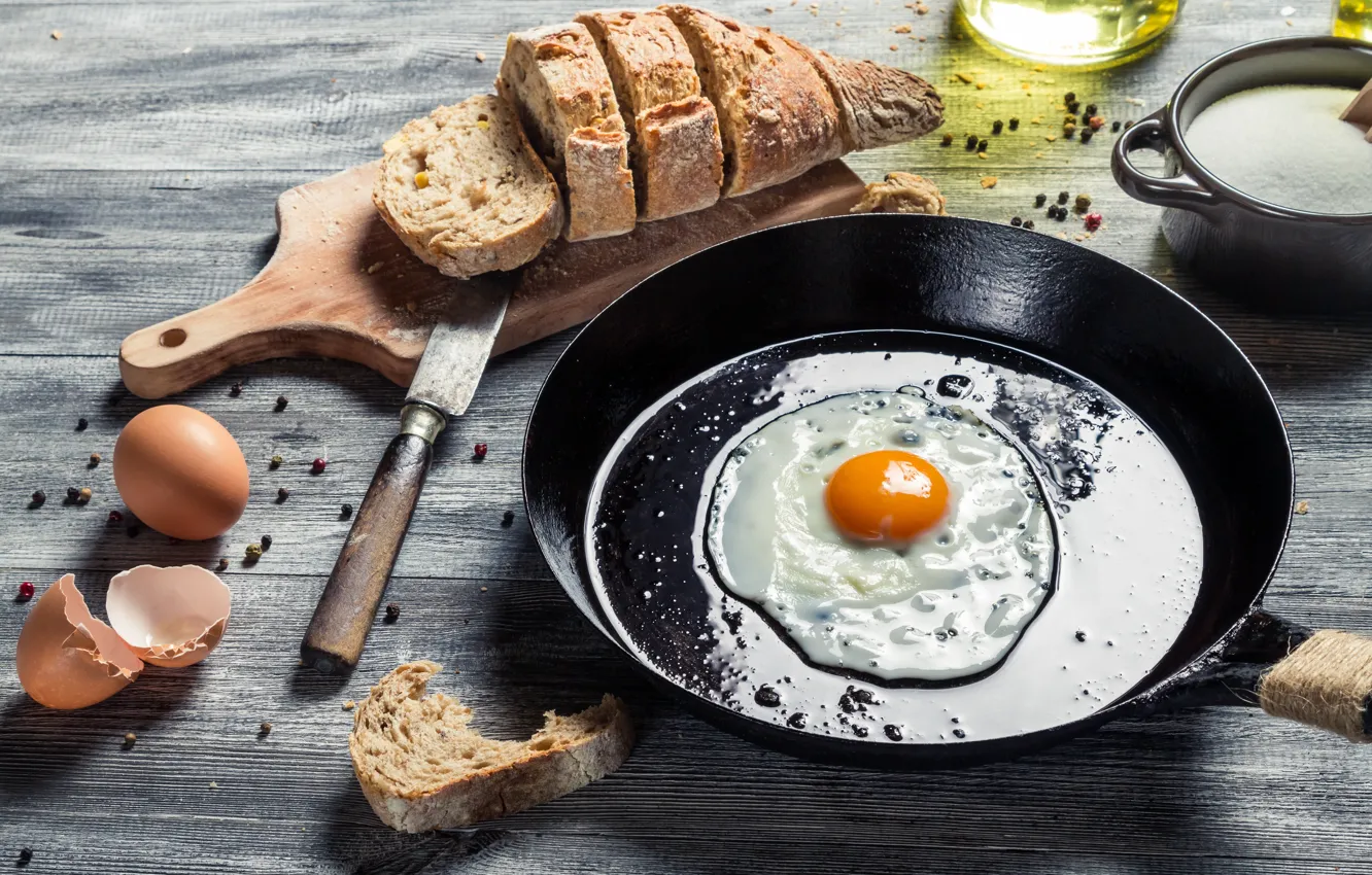 Фото обои хлеб, яичница, скорлупа, сковорода