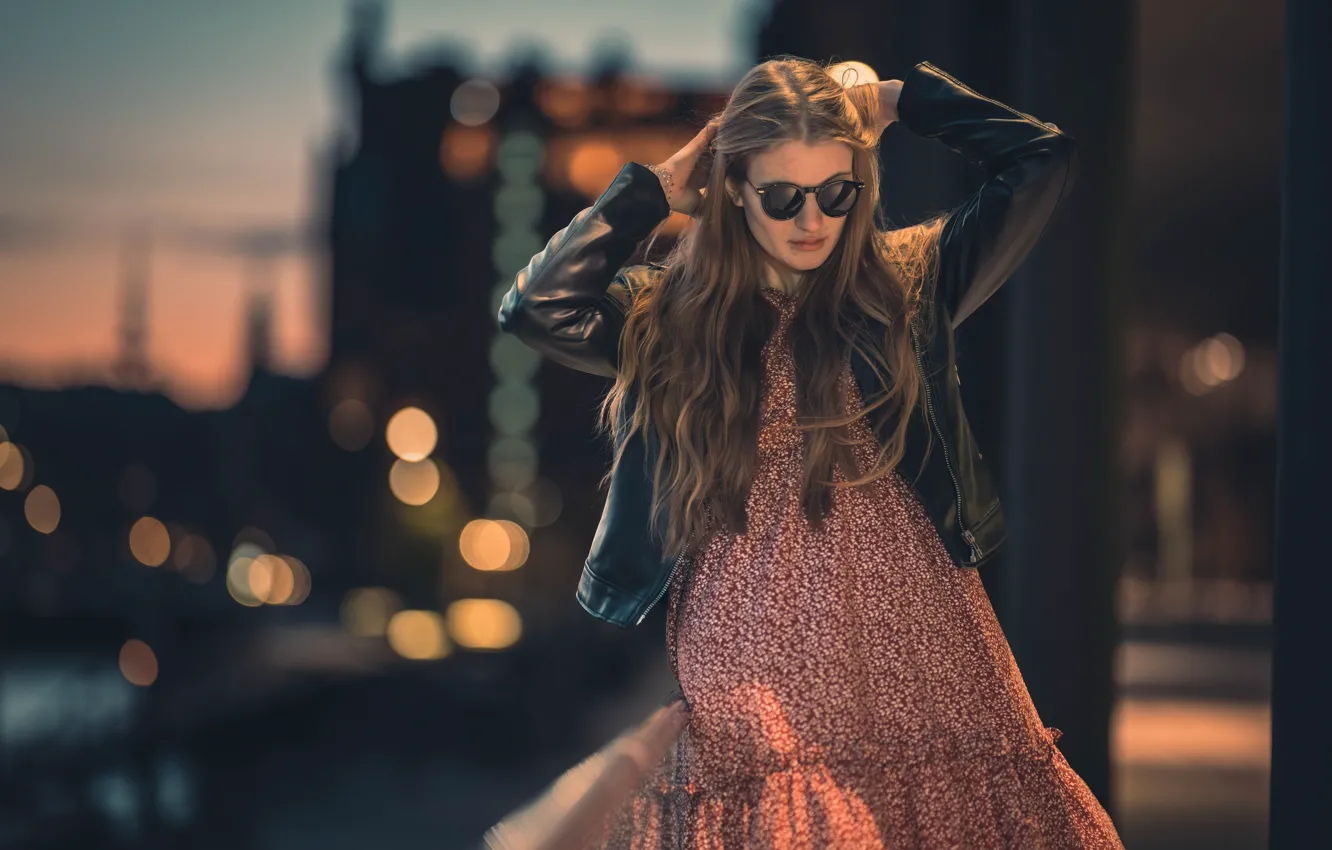 Фото обои девушка, поза, блики, платье, очки, куртка, длинные волосы, Tia