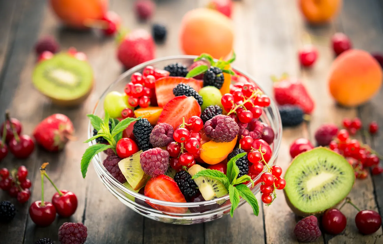 Фото обои ягоды, малина, киви, клубника, фрукты, смородина, салат, dessert
