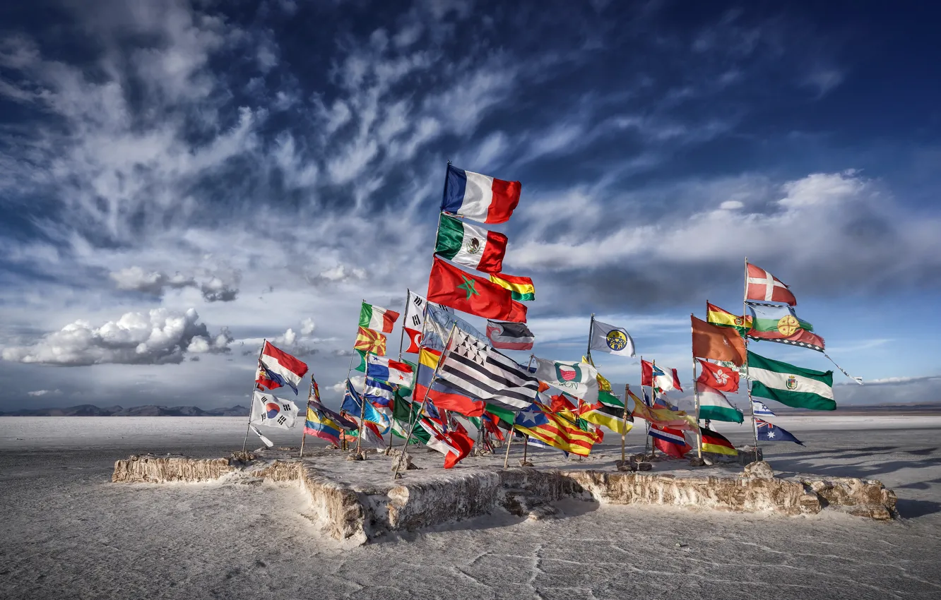 Фото обои lake, Salar de Uyuni, salt, Flags, Bolivia, flat