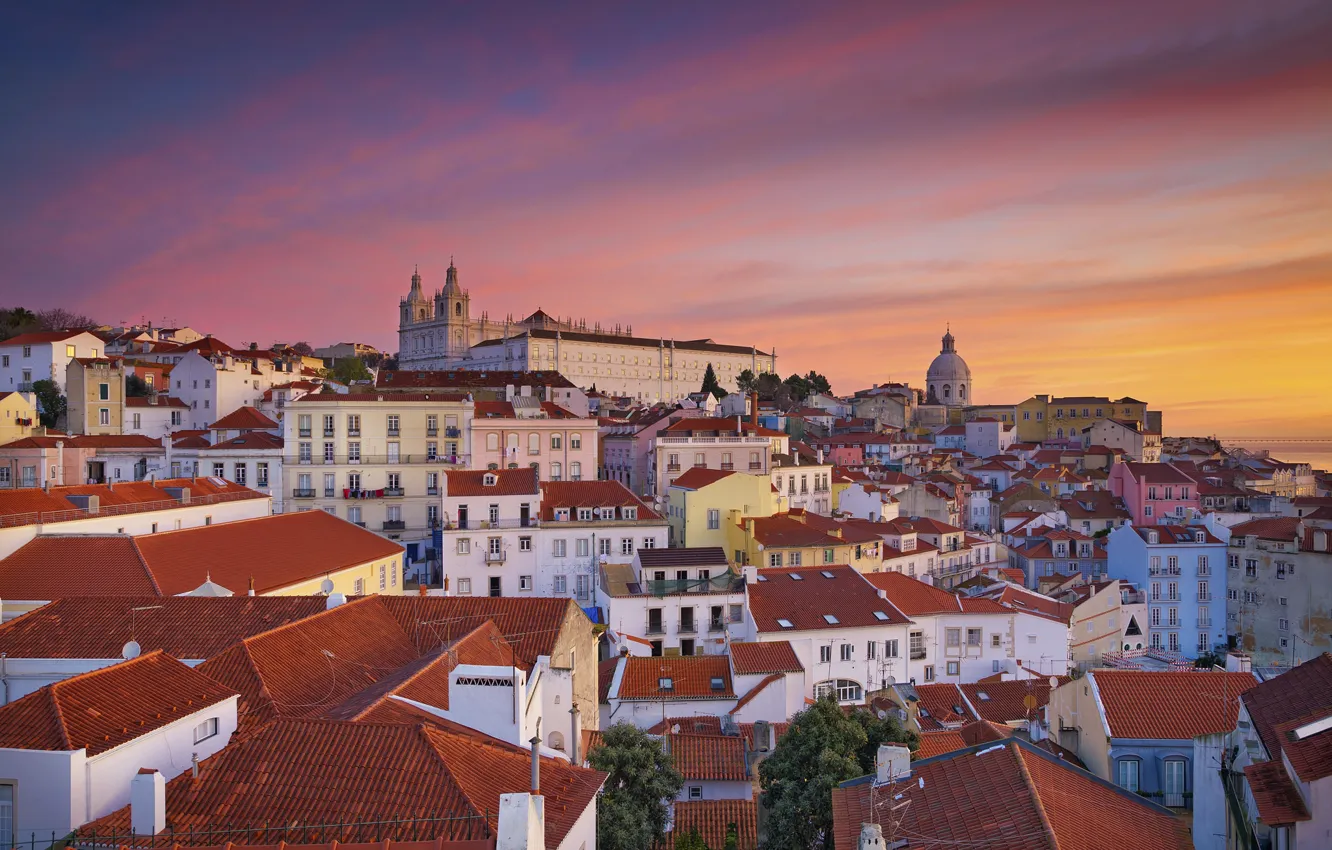 Фото обои крыша, рассвет, дома, склон, панорама, зарево, Португалия, Лиссабон