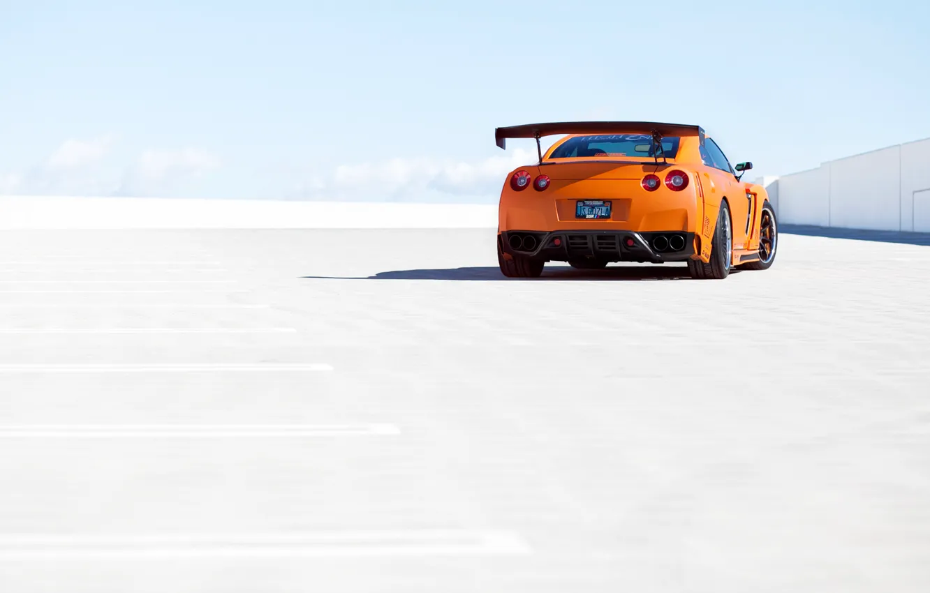 Фото обои небо, оранжевый, парковка, Nissan, GT-R, ниссан, rear, orange