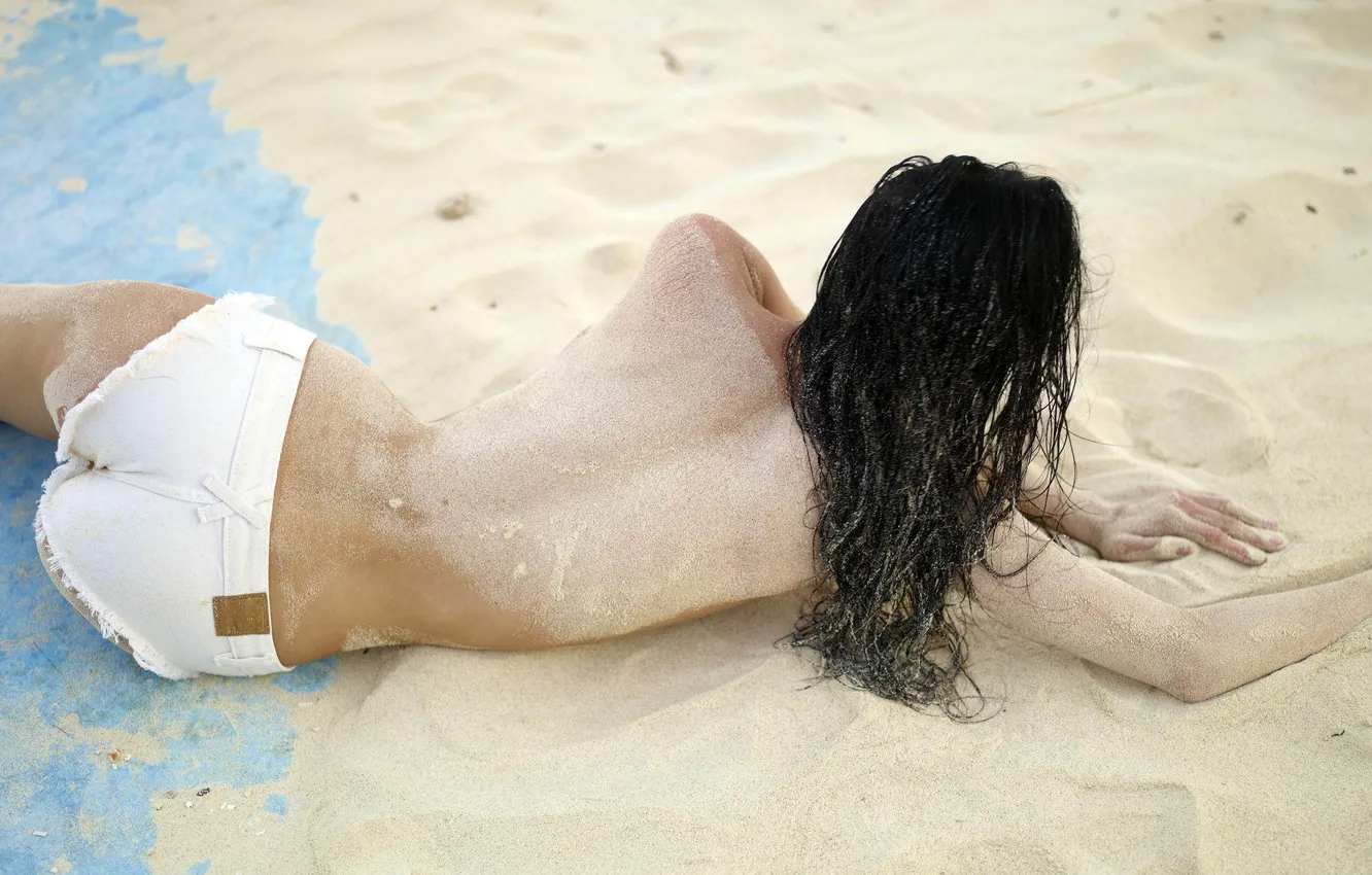 Фото обои песок, девушка, спина, осанка