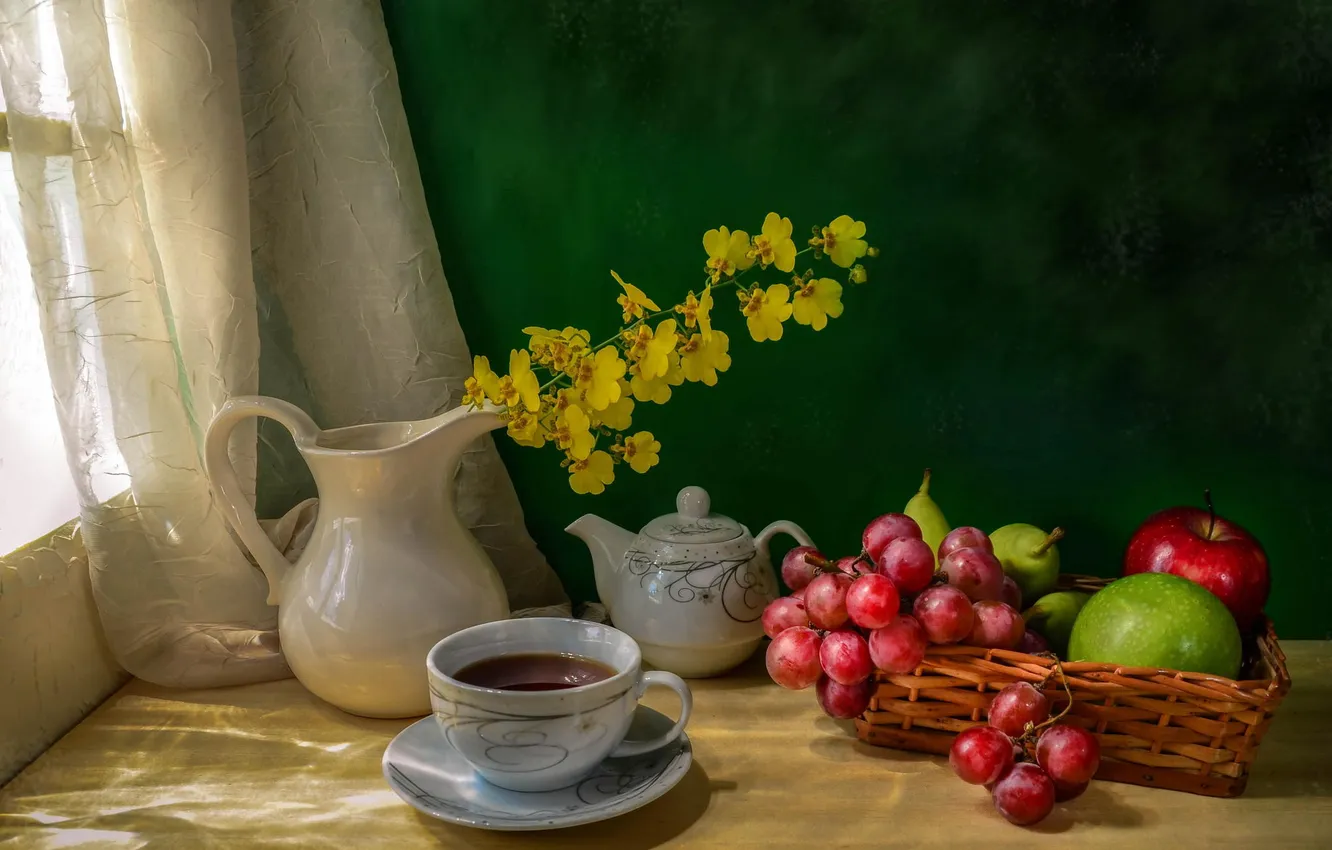 Фото обои цветы, стол, чай, желтые, окно, кружка, кувшин, фрукты
