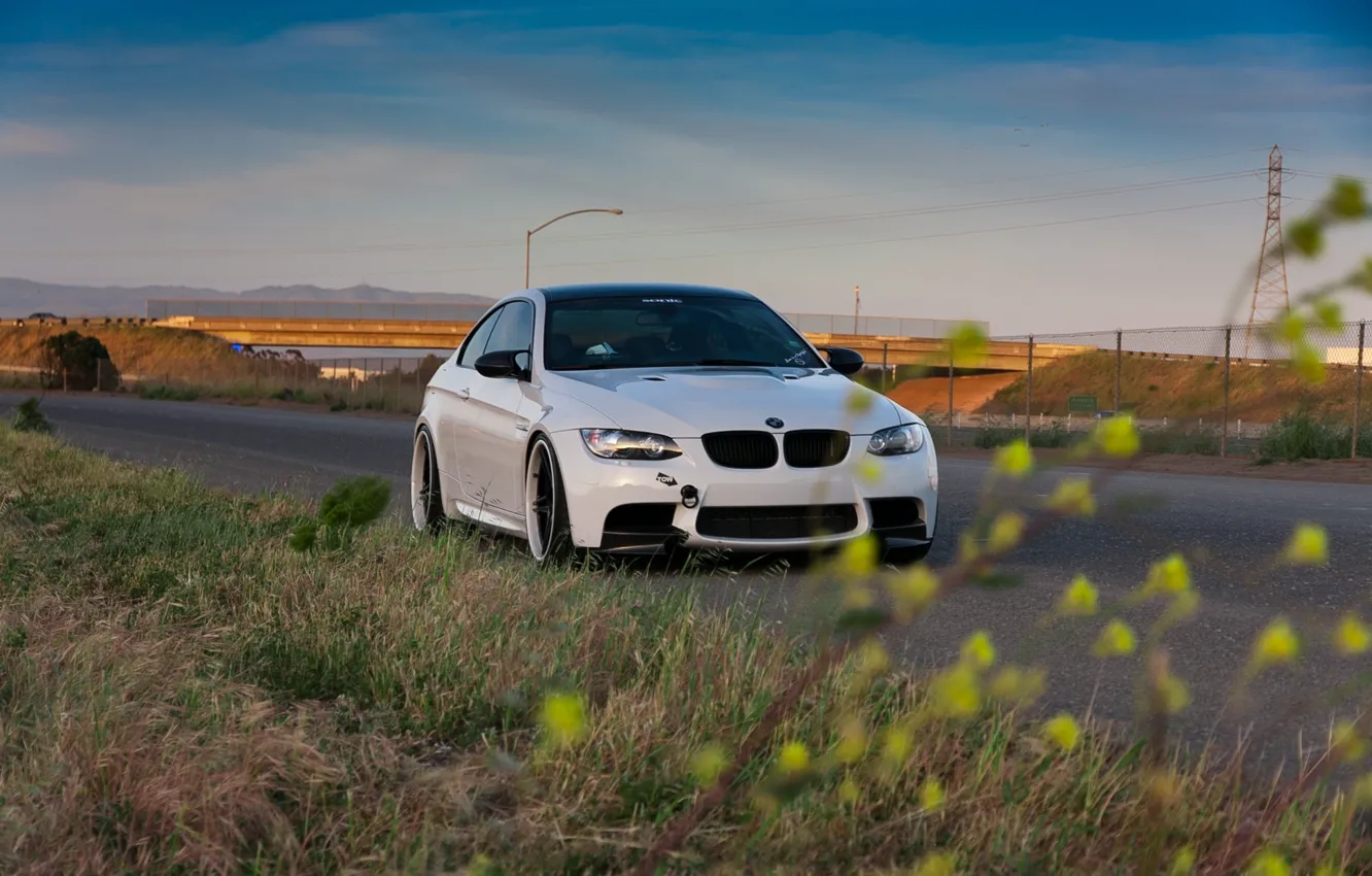 Фото обои дорога, белый, bmw, бмв, вечер, white, обочина, e92