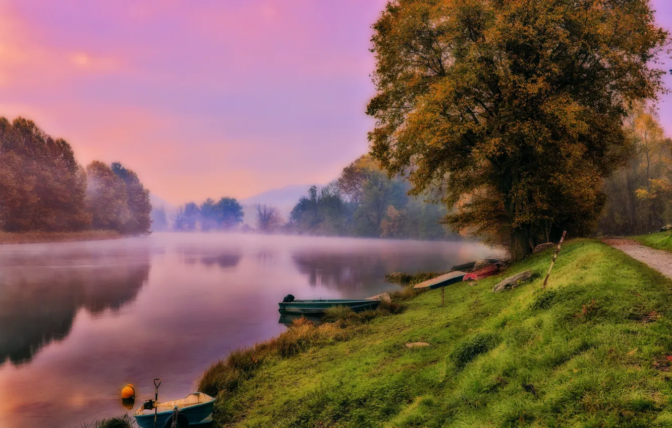 Рассвет на озере. Утро озеро туман. Природа лес лодка. Заставка рабочий стол природа рассвет озеро Комо.