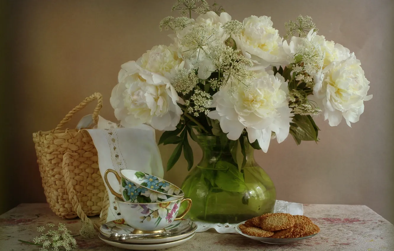 Фото обои цветы, покрывало, печенье, чаепитие, чашки, ваза, натюрморт, корзинка