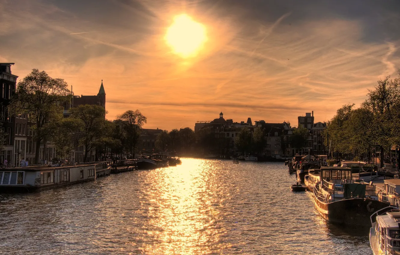 Фото обои солнце, закат, река, дома, лодки, Amsterdam, Sun over