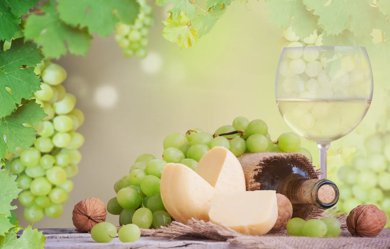 Фото обои листья, стол, вино, белое, бокал, бутылка, сыр, виноград
