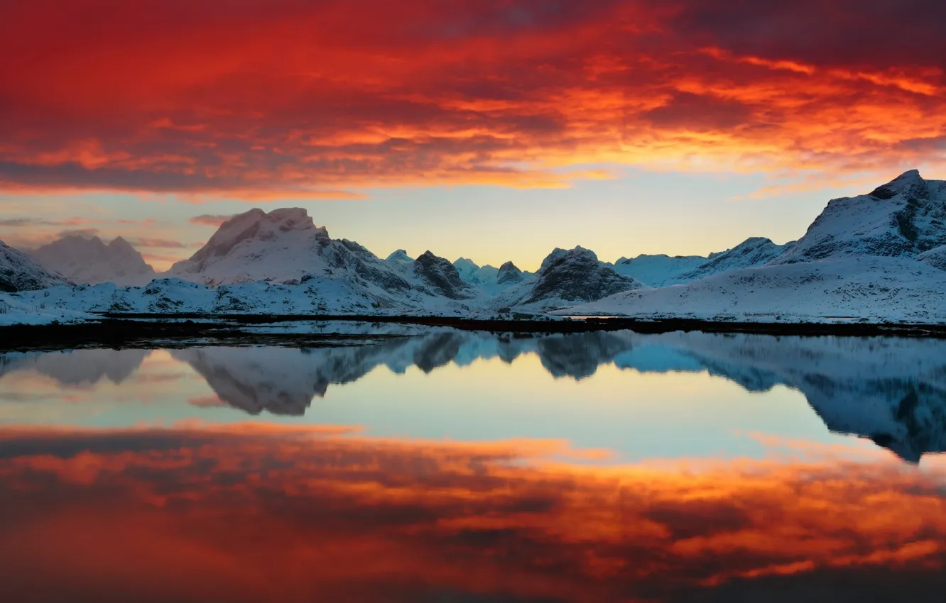 Фото обои небо, облака, снег, закат, горы, красный, озеро, Норвегия