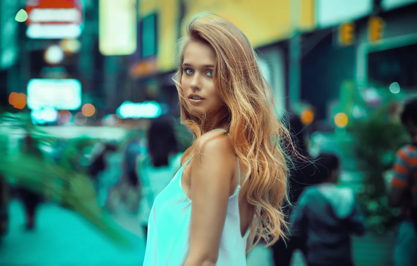 Фото обои взгляд, девушка, улица, волосы, боке