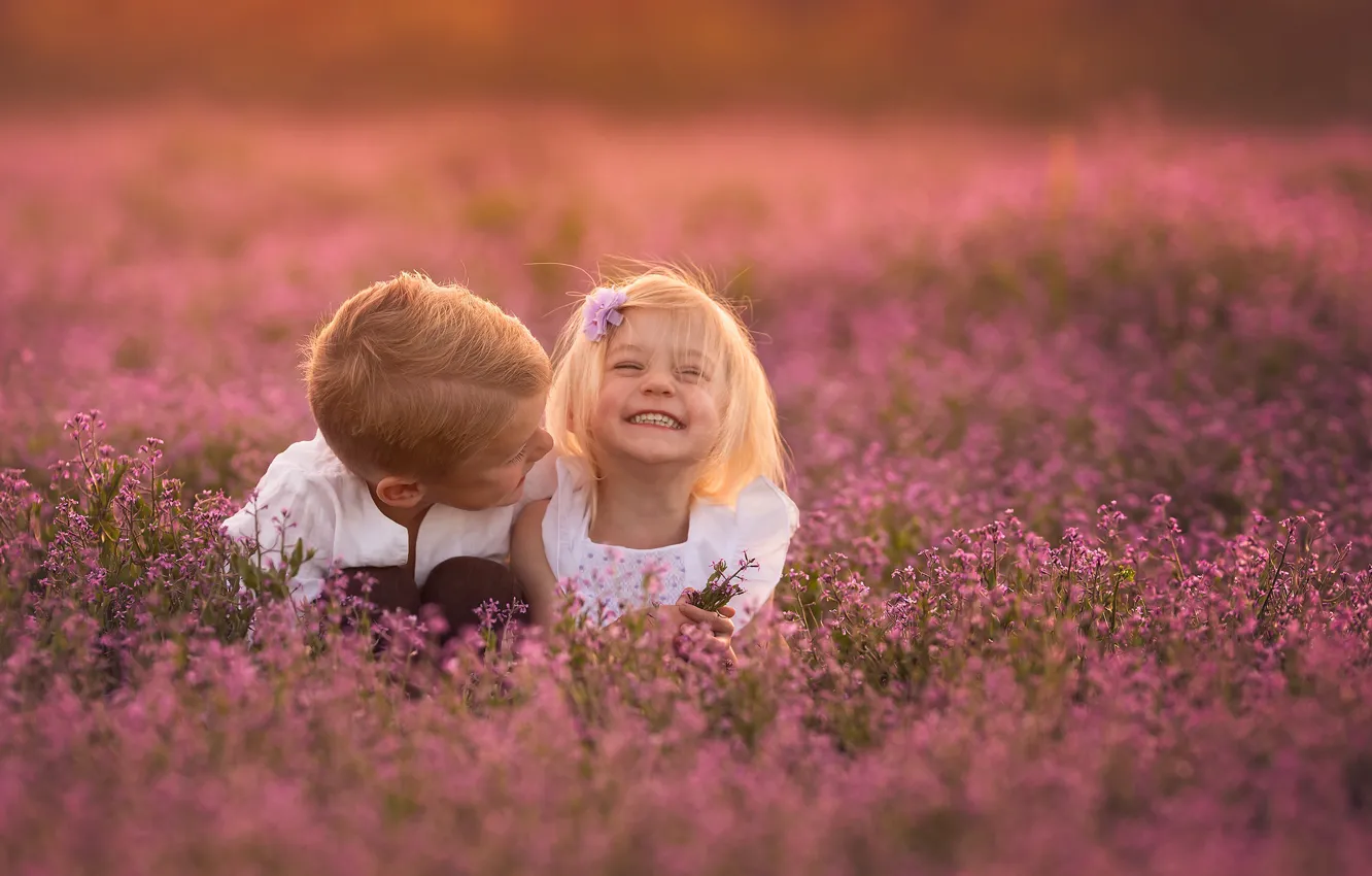Фото обои цветы, дети, смех, мальчик, девочка, Lisa Holloway