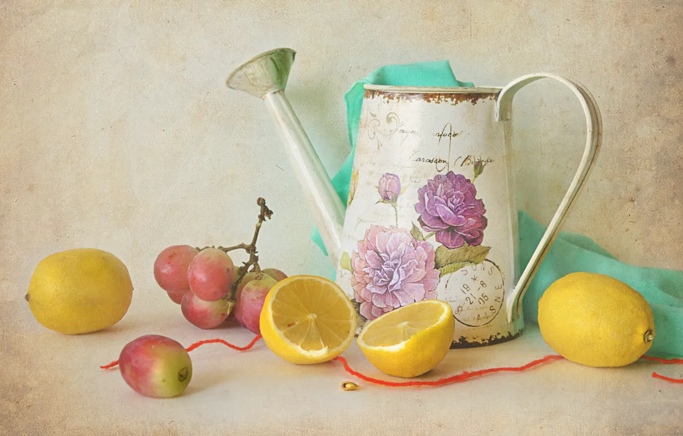 Фото обои стол, виноград, лейка, натюрморт, цитрусы, косточка, лимоны, красная лента