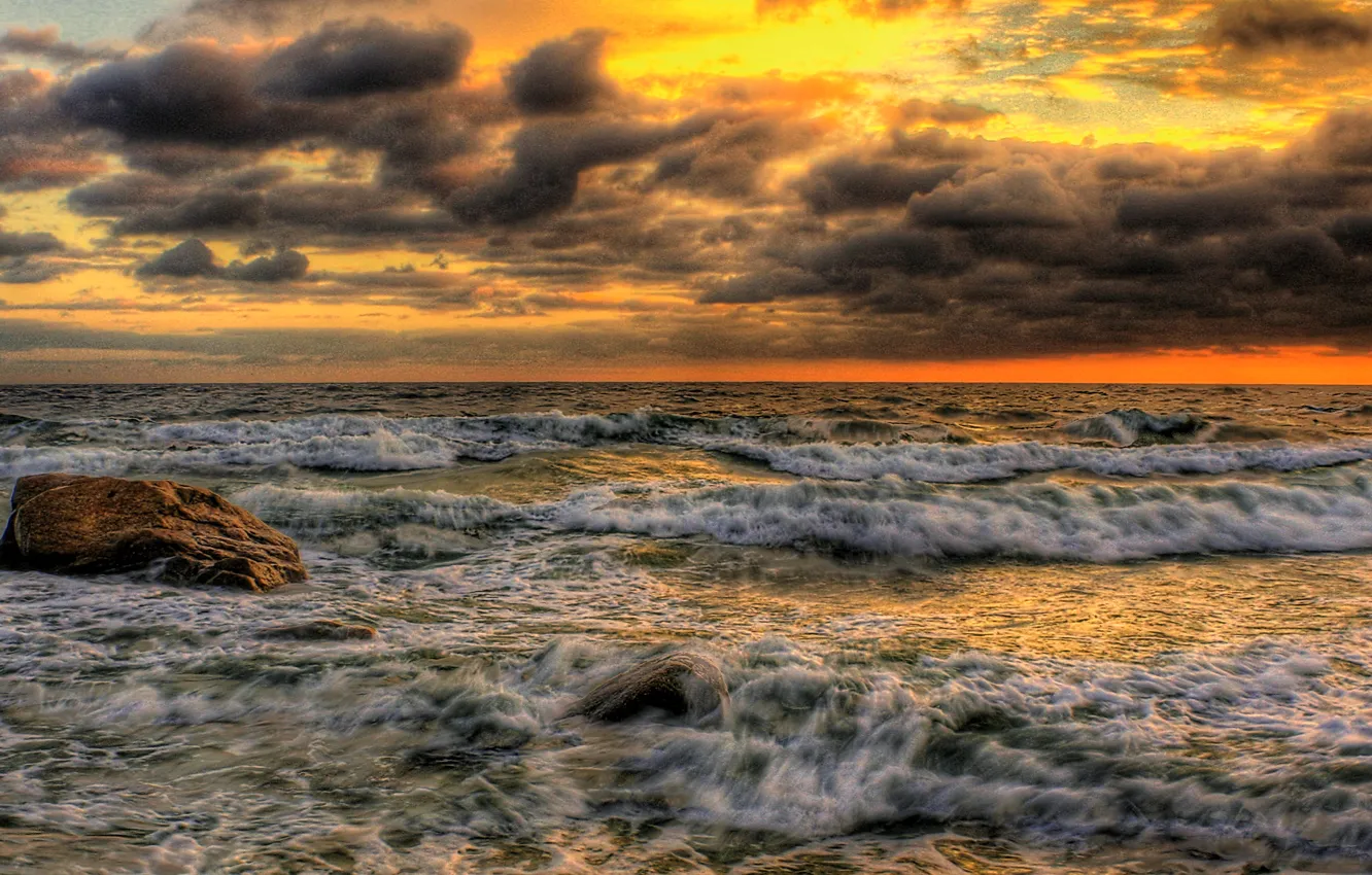 Фото обои море, волны, небо, тучи, шторм, камень, hdr, зарево