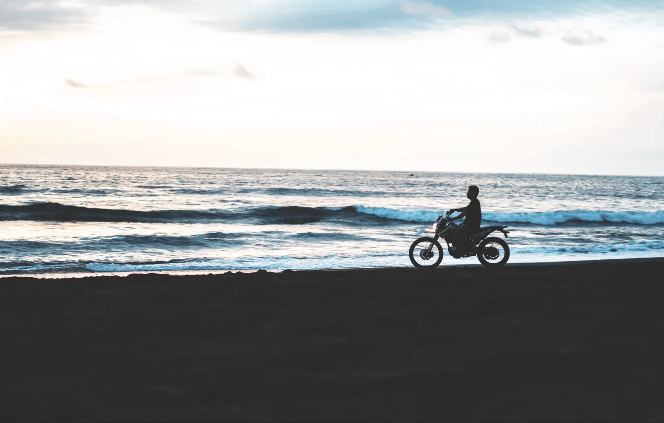 Фото обои море, пляж, небо, мотоциклист, мотоцИкл
